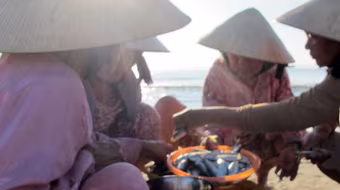 Độc đáo chợ cá họp ven biển lúc bình minh