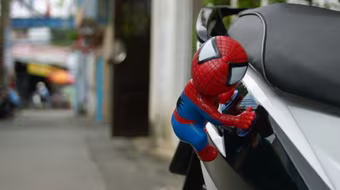 Rộ mốt treo “người dơi, người nhện” lên xe máy