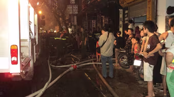 Một tối, phố Mã Mây xảy cháy 2 vụ, 2 người chết