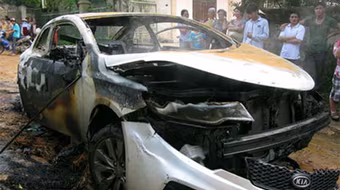 Đường quê phơi đầy rơm rạ, tài xế vừa lái vừa run