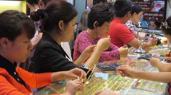 Người dân đội mưa gió đi mua vàng