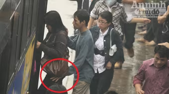 Màn "ăn" điện thoại nhanh như điện trên xe buýt