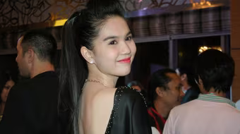 Ngọc Trinh vẫn tươi cười sau tin đồn ảnh nóng