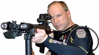 Sát thủ Na Uy ra tòa công khai