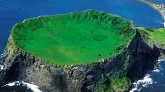 Vào miệng núi lửa, tận mắt thấy “đối thủ” của Vịnh Hạ Long