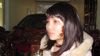 Cô gái bị xăm rết lên ngực được chữa trị miễn phí