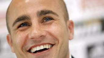 Người hâm mộ Việt Nam chờ đón danh thủ Cannavaro