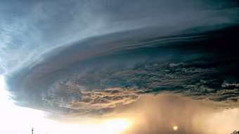 Lốc xoáy tại Indonesia, hơn 70 người thương vong