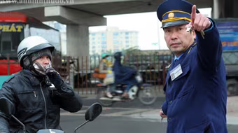 Mỏi miệng thổi còi, ngăn xe máy đi vào đường cao tốc