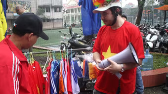 Xem "Tây" chạy xe ôm, bán áo thi đấu và...khoai lang