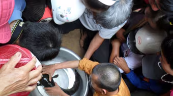 Đổ xô xem cá lóc nổi chữ trên đầu	