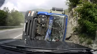 Điếng người xem cảnh xe tải qua cua lật nghiêng