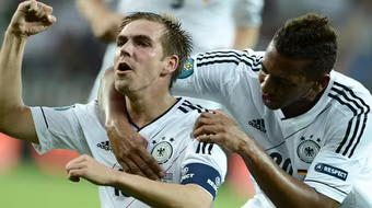 Bắn hạ Hy Lạp, "xe tăng" Đức hiên ngang bước tiếp