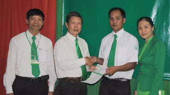 Tài xế taxi nhảy sông cứu người