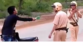 Không đội MBH lại còn vung dao đe CSGT