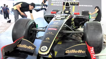 Xe đua công thức 1 xuất hiện tại Hà Nội