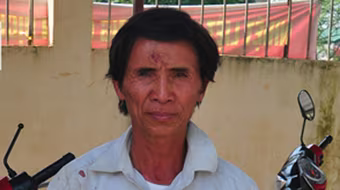 Ông xe ôm "lục tuần" bẻ gãy dao nhọn của tên cướp