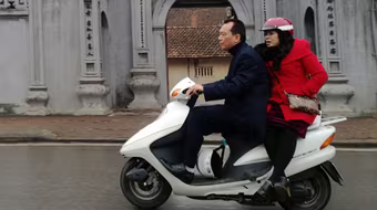 Tết: "Vô tư" đi xe máy "kẹp" 3-4, không đội MBH