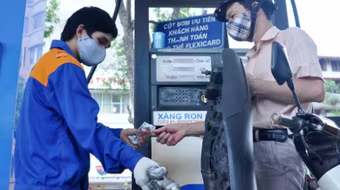 Xăng tăng giá kỷ lục lên 24.580 đồng một lít