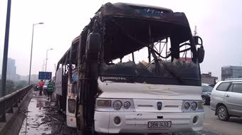 Đường trên cao HN: Xe khách phát nổ rồi bốc cháy dữ dội