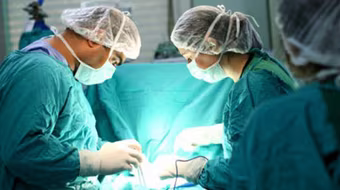 Cụ bà nhất quyết đi thu hẹp "cô bé", giữ cụ ông