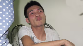 Tay bị còng vẫn hùng hổ định tấn công cảnh sát