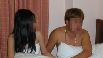 1 em “thư giãn" với 2 anh tại tầng hầm quán cà phê