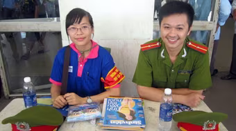 Áo xanh tình nguyện có mặt khắp các bến xe, nhà ga... hỗ trợ thí sinh