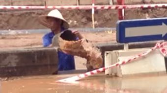 Thản nhiên múc bùn đất, đổ tràn đường Liễu Giai