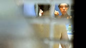 Chồng rình vợ tắm, gí điện vào cổ mưu sát