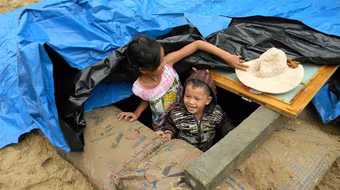 Dân đào hầm, quân đội đưa xe lội nước vào đối phó siêu bão Hải Yến