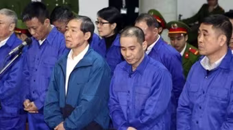 Dương Chí Dũng đang khai trước tòa về việc mua ụ nổi 83M