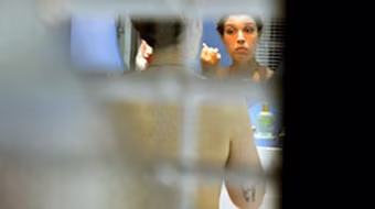 Lỗ thủng giữa vách phòng trọ