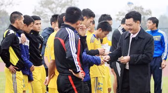 Cầu thủ V-League "méo mặt" với thưởng Tết