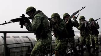 Lính Nga bắn chỉ thiên, đuổi lính Ukraine ở sân bay Belbek