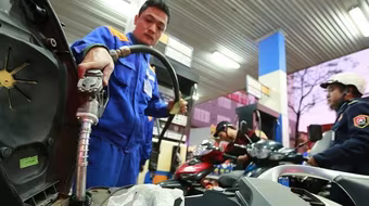 Xăng tăng giá gần 200 đồng/lít