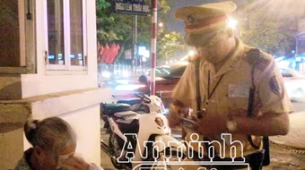 Đáng thương cụ bà bị kẻ gian móc sạch tiền trên xe buýt