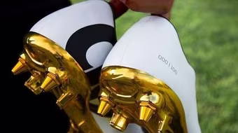 Hoa mắt với đôi giày mạ vàng lấp lánh của Ronaldo