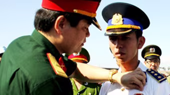 Thuyền trưởng tàu CSB4033 nhận huy hiệu "Tuổi trẻ dũng cảm"