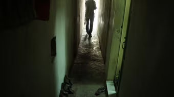 Nóng: Giải cứu bé 3 tuổi bị bạn trai của mẹ khống chế