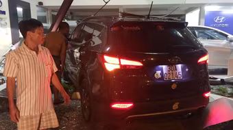 Santafe "hạ gục" showroom ôtô Huyndai Giải Phóng