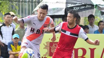 Chùm ảnh: Ca sĩ Tuấn Hưng sát cánh cùng Huy Hoàng trổ tài trên sân phủi