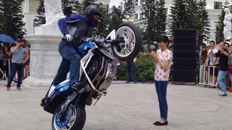 Xem Mattie Griffin trình diễn mô-tô mạo hiểm đỉnh cao tại Hà Nội