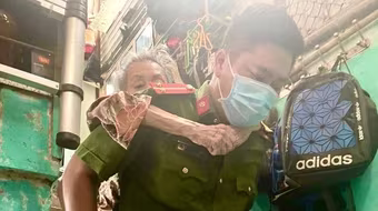 Hai cụ 100 tuổi được Cảnh sát khu vực cõng đi làm căn cước công dân gắn chíp