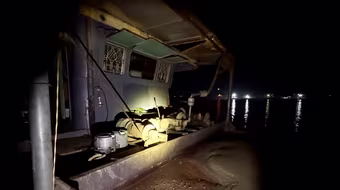 Bị cảnh sát bắt quả tang, ‘cát tặc’ nhảy xuống sông Hồng bỏ trốn 