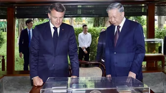 Tổng Bí thư Tô Lâm và Tổng thống Pháp thăm Khu di tích Chủ tịch Hồ Chí Minh 