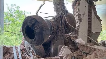 Khoảnh khắc máy bay Ấn Độ chở 242 hành khách lao xuống đất