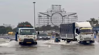 Mênh mông ‘biển nước’ trước sân vận động Mỹ Đình