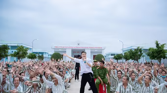 Ca sĩ Đàm Vĩnh Hưng mang xuân về với trại giam