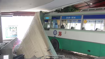 Xe buýt đâm sầm vào quán cà phê